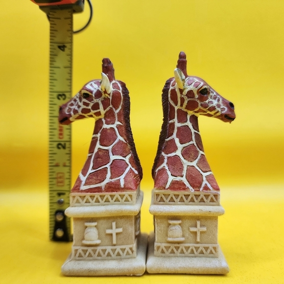 2 Wild Animals of Africa Giraffes White Chess Replacement Pieces Ben Homer 2002 - Picture 7 of 8